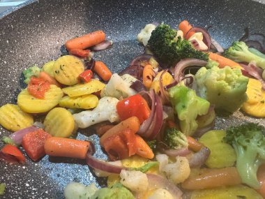 Tavada havuç ve karnabahar pişirilmiş sebzeler. Yüksek kalite fotoğraf