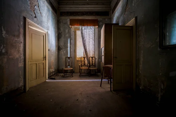 Sala Corredor Com Cadeiras Antiga Casa Abandonada Grande Luxuosa Foto — Fotografia de Stock