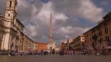 Roma Plazası Navona bulutlar ve insanlarla dolup taşıyor. Yüksek kalite 4k görüntü