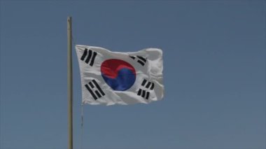 Güney Kore bayrağı ağır çekimde rüzgarda dalgalanıyor. Yüksek kalite 4k görüntü
