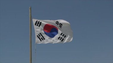 Güney Kore bayrağı ağır çekimde rüzgarda dalgalanıyor. Yüksek kalite 4k görüntü