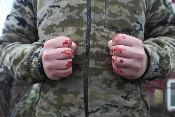 乌克兰军队的一名伪装士兵 保卫着自己的家园和公民 双手沾满鲜血地站在那里 — 图库照片