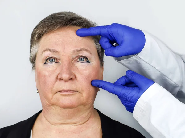 Idős Egy Plasztikai Sebésszel Orvos Elmagyarázza Hogy Milyen Eljárásokat Fognak — Stock Fotó