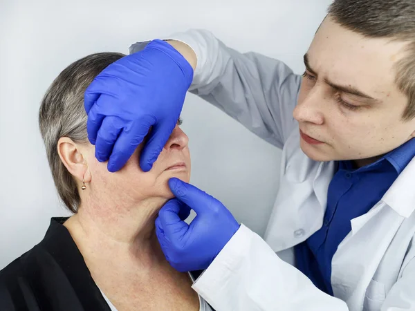 Mujer Anciana Consulta Cirujano Plástico Sobre Eliminación Arrugas Relacionadas Con Imagen de archivo