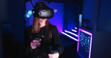 Sanal gerçeklik oyunları oynayan genç bir kadın. Gürültünün, tahılın bir etkisi vardır..