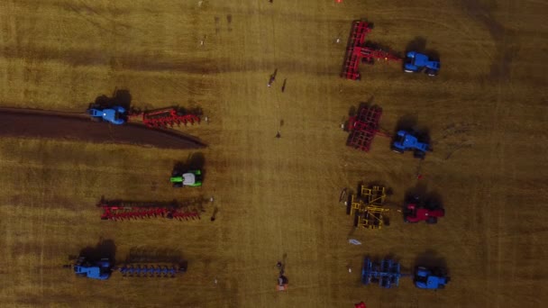 農業機械の展示、トラクターの展示、ドローンからの4kビデオ. — ストック動画