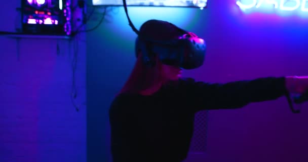 Jovem jogadora jogando no clube VR. — Vídeo de Stock