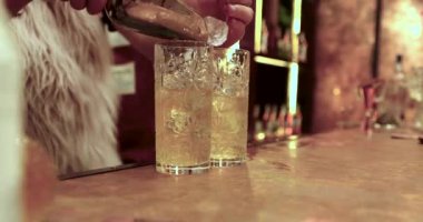 İçeceğe buz ekliyorum..