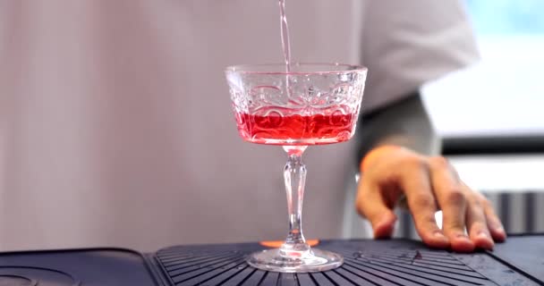 Häll en röd cocktail i ett glas. — Stockvideo