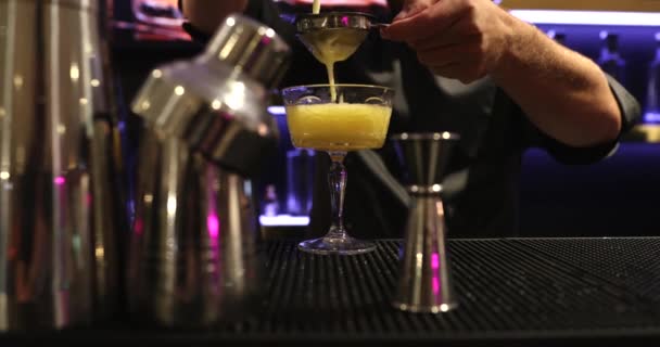 De barman bereidt een alcoholische gele cocktail. — Stockvideo