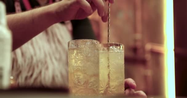 Barman připravuje koktejl pro dva.. — Stock video