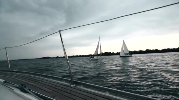 Segeln auf Yachten auf dem Fluss. — Stockvideo