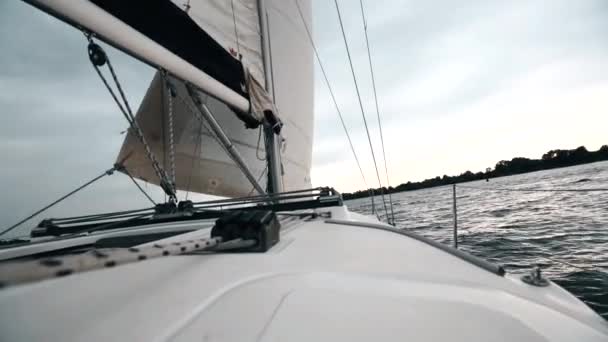 Zeilen op een jacht bij zonsondergang. — Stockvideo