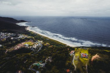 Florianopolis. Dağları olan güzel sahil.