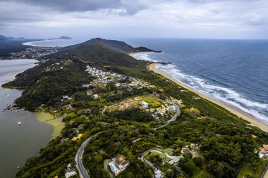 Florianopolis. Dağları olan güzel sahil.