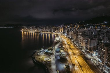 Yüksek bir yerden gece Florianopolis. Okyanus kıyısında güzel bir şehir.