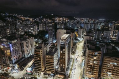 Yüksek bir yerden gece Florianopolis. Okyanus kıyısında güzel bir şehir.