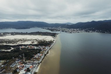 Yükseklerden Florianopolis 'in güzel plajı.