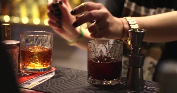 Barmanul pregătește un cocktail și pulverizează aroma. — Videoclip de stoc