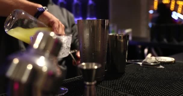 Een cocktail maken. Mengen van ingrediënten voor drank. — Stockvideo