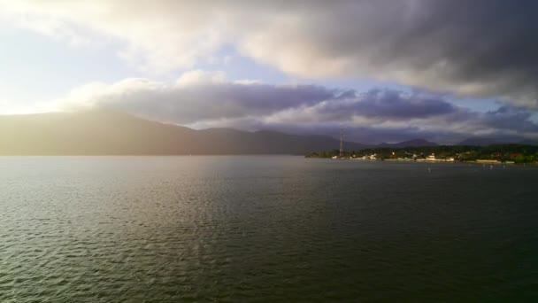 Pôr do sol em uma das costas do Brasil. Saco grande Florianópolis. — Vídeo de Stock