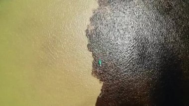 Tekne Amazon 'un iki nehrinin sınırında yelken açıyor. Encontro das Aguas ve Rio Negro Boğazı 'nın iki karanlık ve aydınlık sularının kesişmesi.