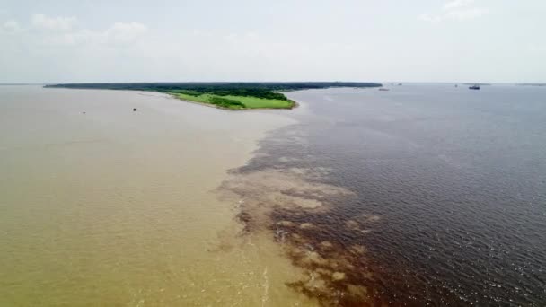 The confluence of two dark and light waters of the Encontro das Aguas and Rio Negro straits. — Stock Video