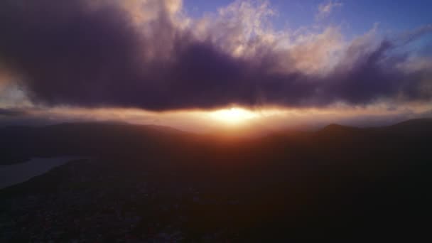 Dramatický západ slunce nad horami. Ve videu je šum a obilí. — Stock video