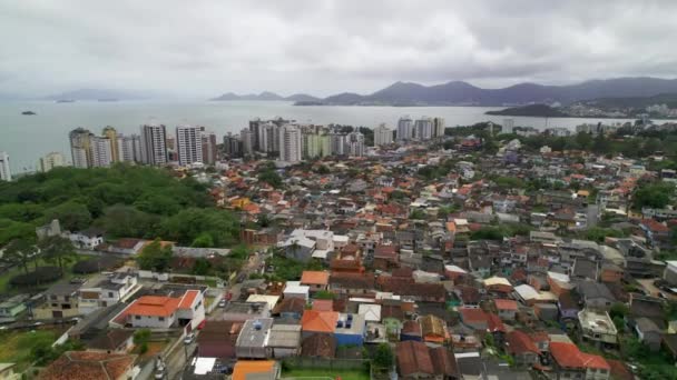 Ville au bord de l'océan. Florianopolis, Brésil. — Video