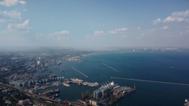 Baraj hattı. Tekneler için iskele ve rıhtım.