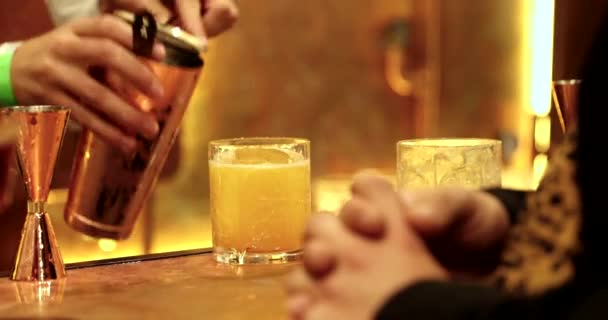 Faire un cocktail à l'orange. — Video