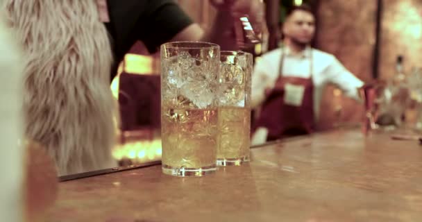 Hacer un cóctel de whisky frío. — Vídeo de stock