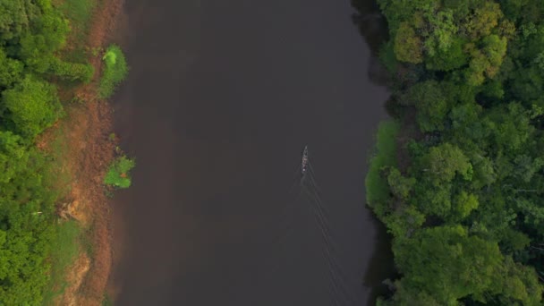 Le bateau flotte sur la rivière. Vue du dessus. — Video