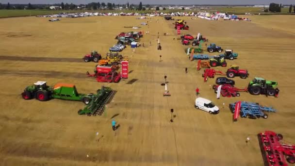 Exposição de máquinas agrícolas, exposição de tratores, vídeo 4k de um drone. — Vídeo de Stock