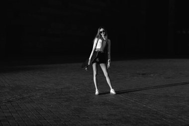 Elinde paten olan bir kadının siyah beyaz portresi..