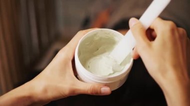 Çamur maskeli. Efendi prosedüre hazırlanıyor..