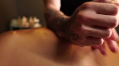 Usta dinamik bir şekilde erkeklere masaj yapar..