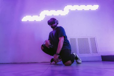 Adam video oyunu oynuyor. Yeni bir gerçeklik. Neon ışıkları