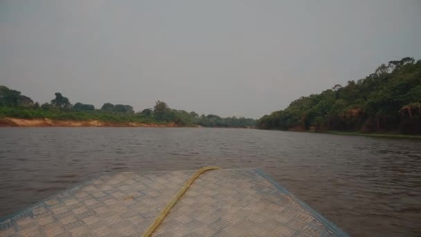 Le bateau navigue sur la rivière. Vue de face. Amazon. — Video