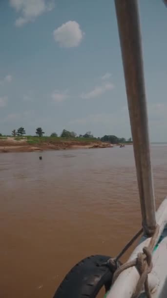 Amazonas. Turistas y lugareños flotan en el barco. — Vídeo de stock
