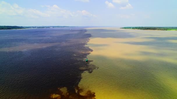 Manaus, Amazon. Spojení dvou toků řek s různou hustotou a barvou. — Stock video