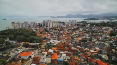 Brezilya, Florianopolis. Özel evlerin üzerinde uçmak. Eski kasaba..