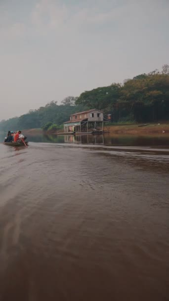 En båt med turister seglar på Amazonas. Vertikal video. — Stockvideo