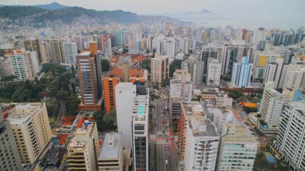 La ciudad está en un clima tropical. — Vídeo de stock