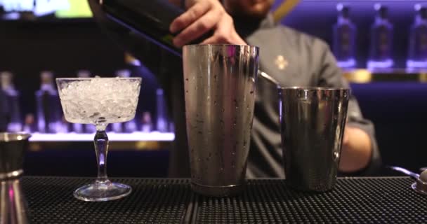 Výroba alkoholu v nočním klubu. — Stock video