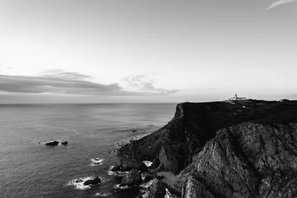 Dramatische zwart-wit foto van Rock Lighthouse, Portugal. — Stockfoto