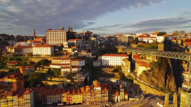 Veel oude huizen op de helling van de rivier in Porto bij zonsondergang. — Stockvideo