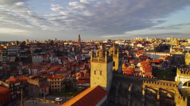 Lot nad Porto o zachodzie słońca. Architektura zabytkowa Portugalii. — Wideo stockowe