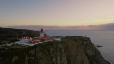 Cabo da Roca Deniz Feneri, Portekiz. Okyanusta güzel bir gün batımı.