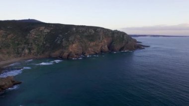 Cabo da Roca Burnu 'ndaki deniz feneri. Portekiz 'in kenarında güzel bir gün batımı.